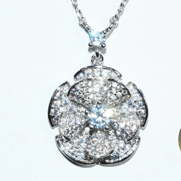 Michael Kors SILVER 20'' FLOWER Pendant Necklace - Picture 4 of 4